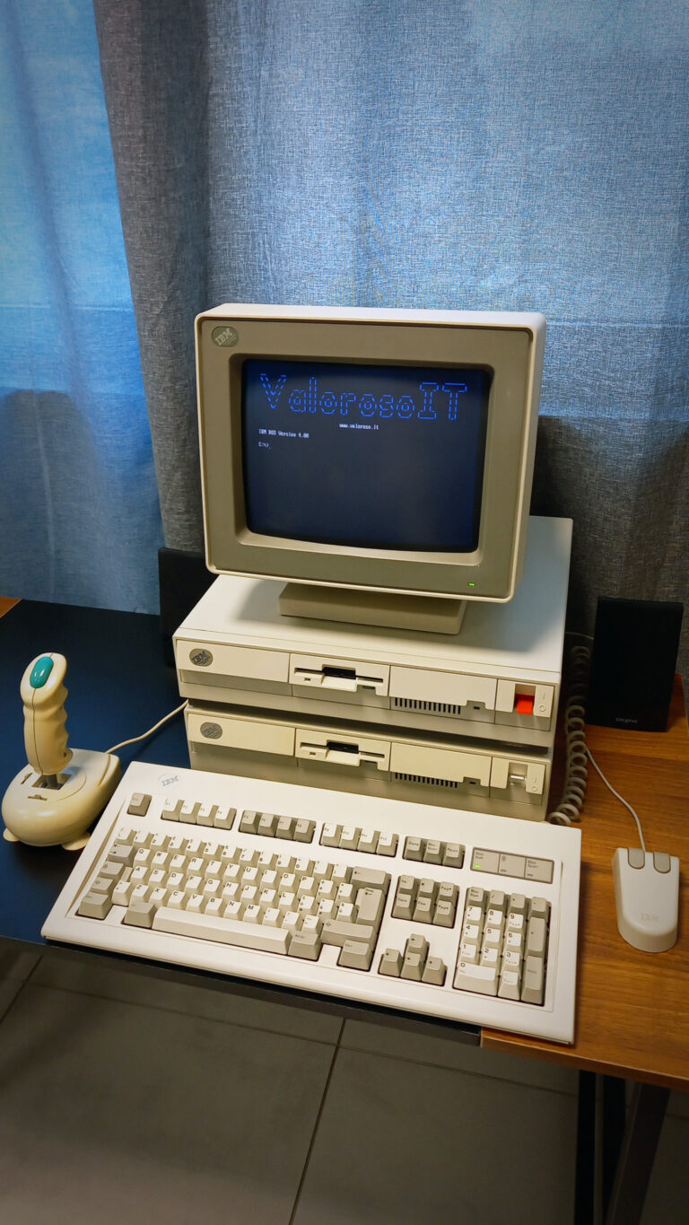 IBM PS/2 mit Röhrenmonitor und 3,5-Zoll-Diskettenlaufwerken – typische PC-Hardware der Ära.