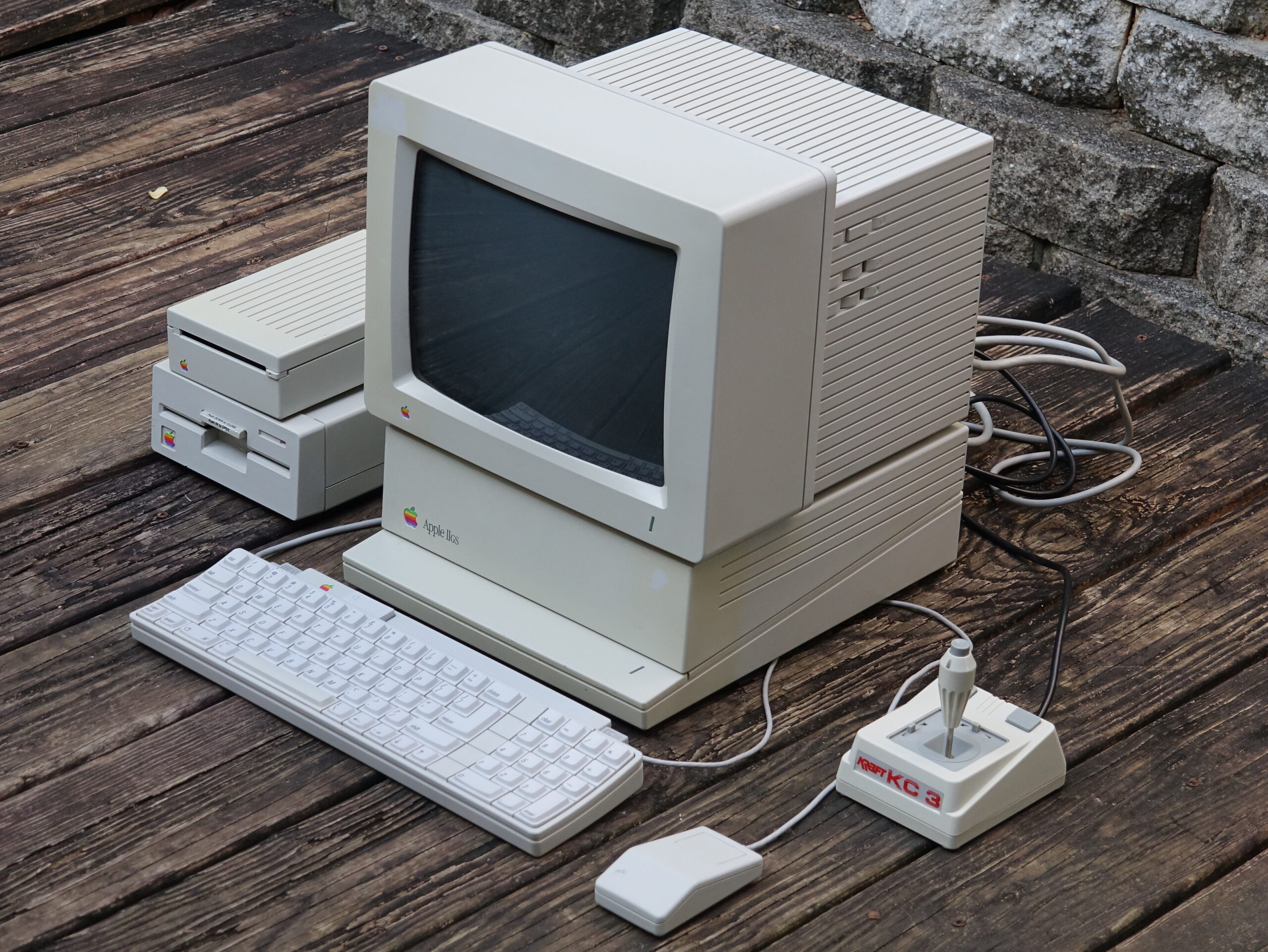 90er-PC mit Monitor und Zubehör