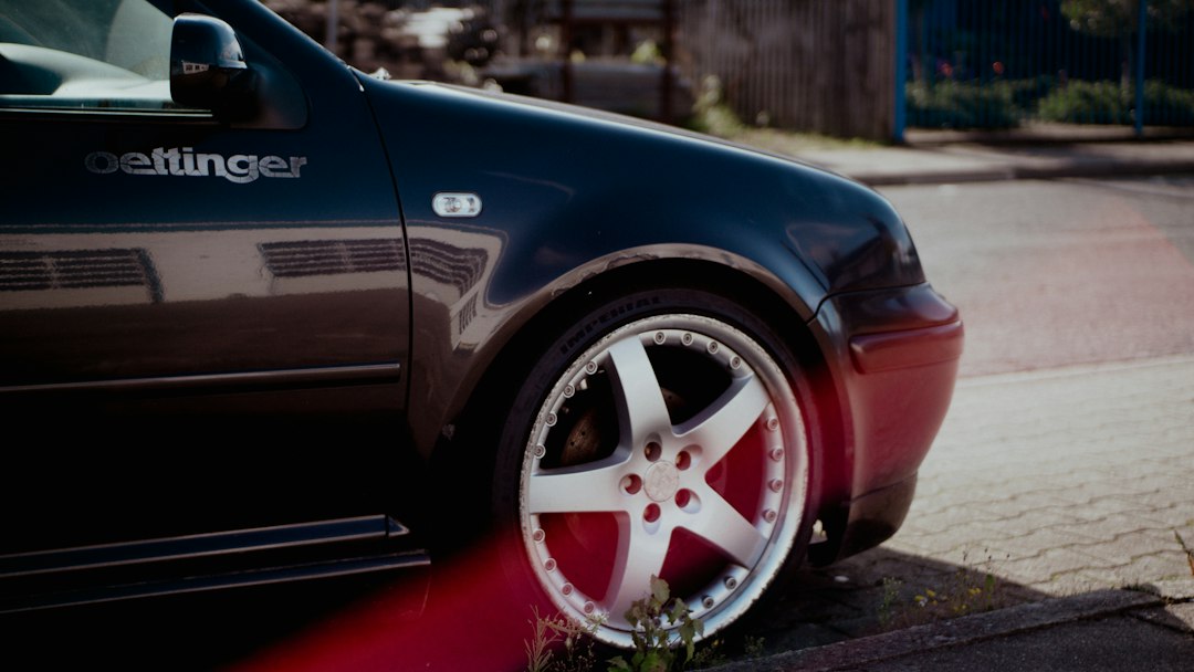 Getuntes Auto mit großen Alufelgen bei einem Tuning-Treffen der 90er