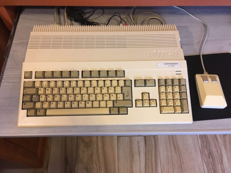 Commodore Amiga 500 mit originaler Tastatur und Maus.