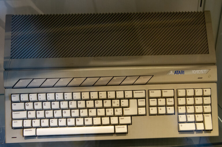 Atari 1040ST mit Tastatur und Monitor.