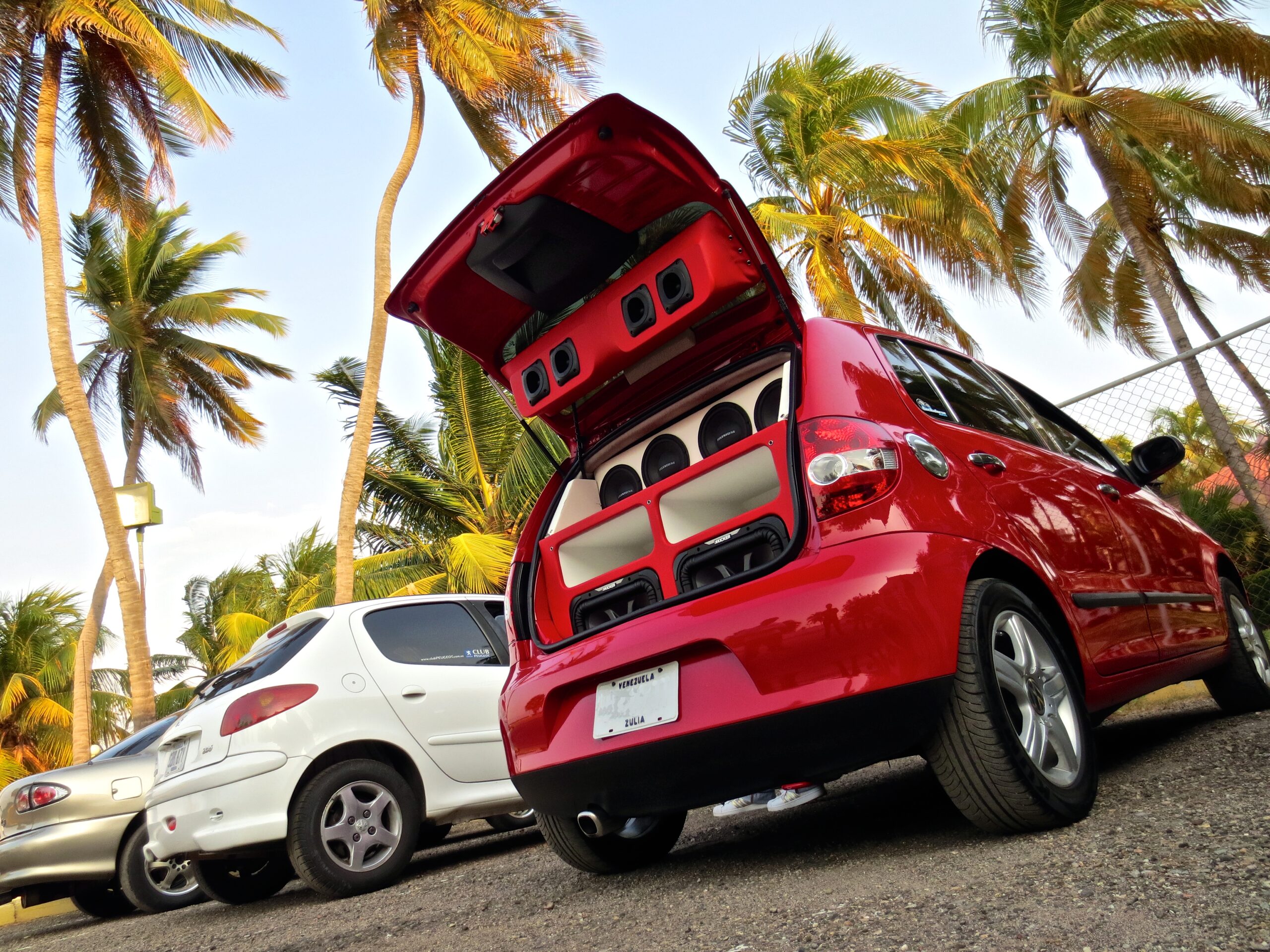 Ausgebauter Kofferraum mit Car-Hifi und Subwoofern
