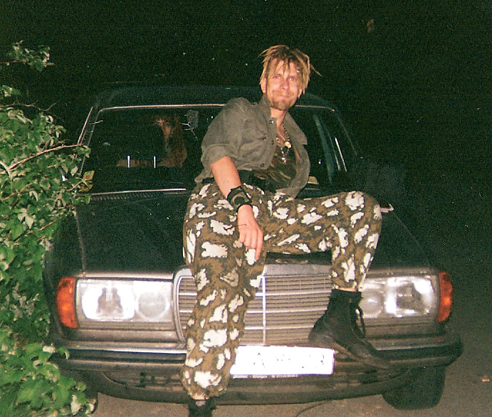 DJ Tanith 1994 im typischen Military-Look der frühen Rave-Szene