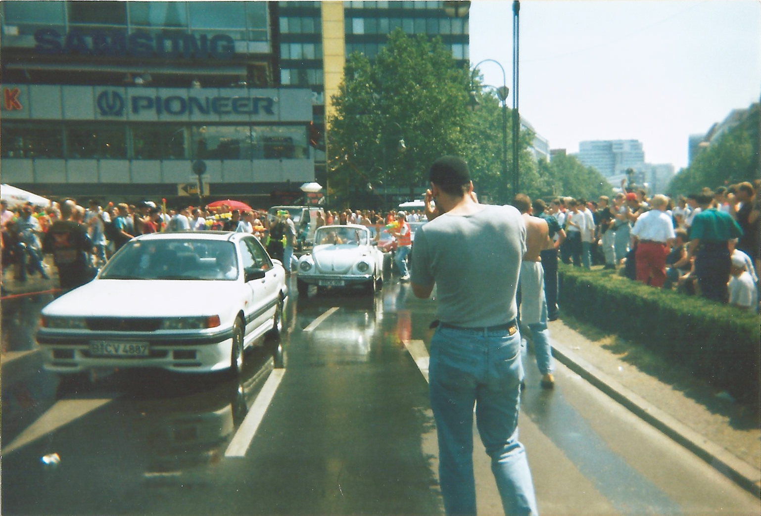 Loveparade 1995 am Tauentzien mit dicht gedrängter Menge