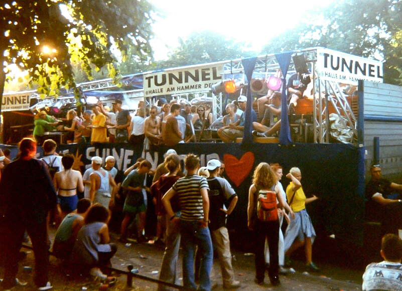 Loveparade 1997 Menschen und Wagen