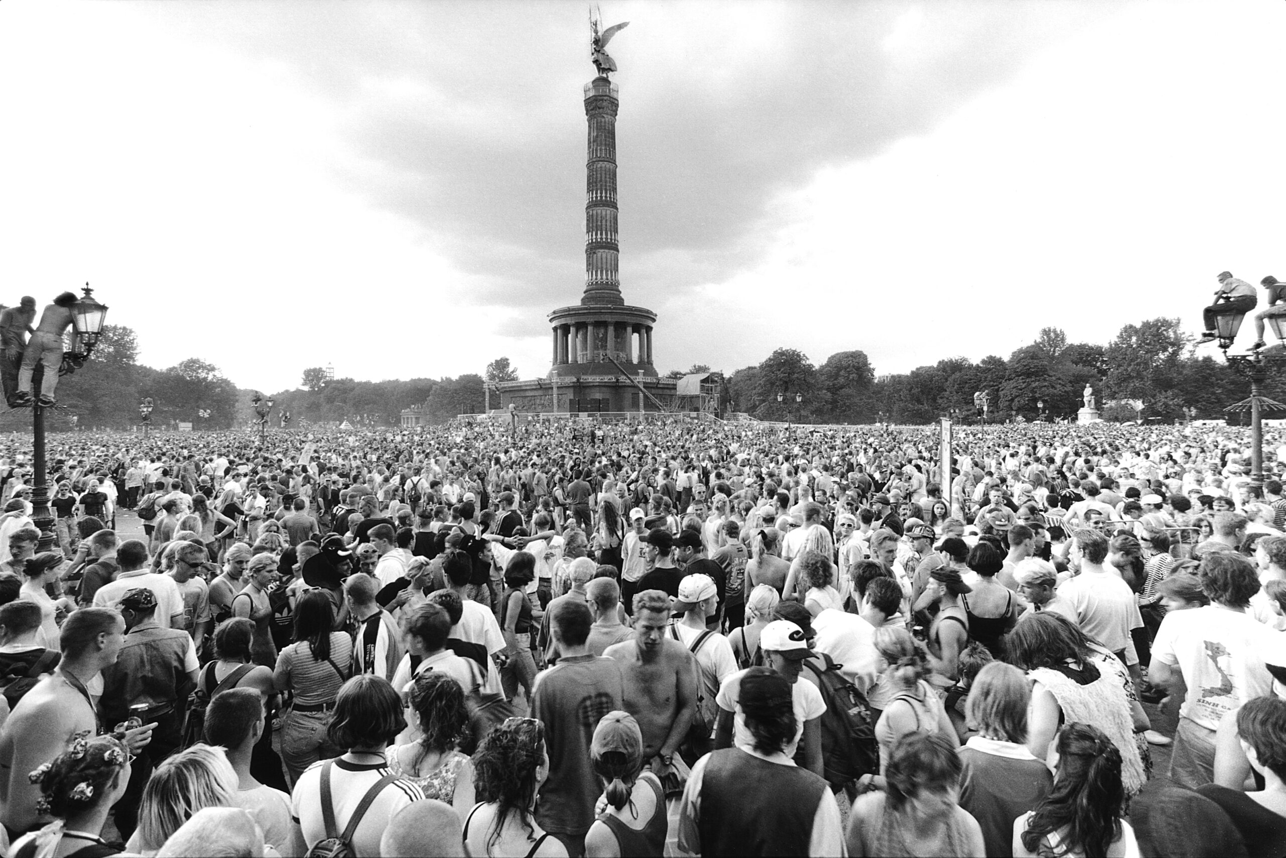 Loveparade Berlin 1996 am Großen Stern mit der Siegessäule