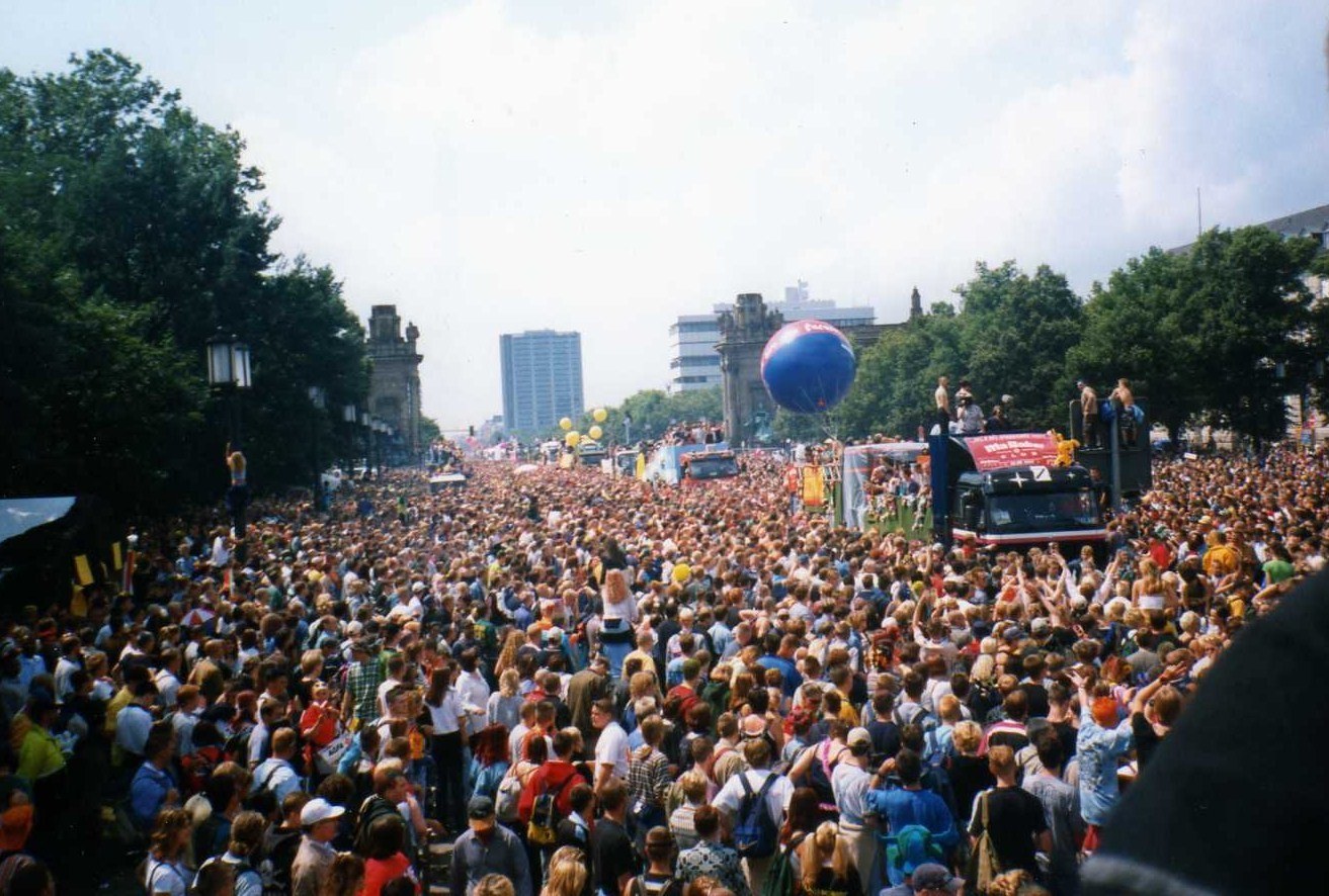 Loveparade Berlin 1998 auf der Straße des 17. Juni