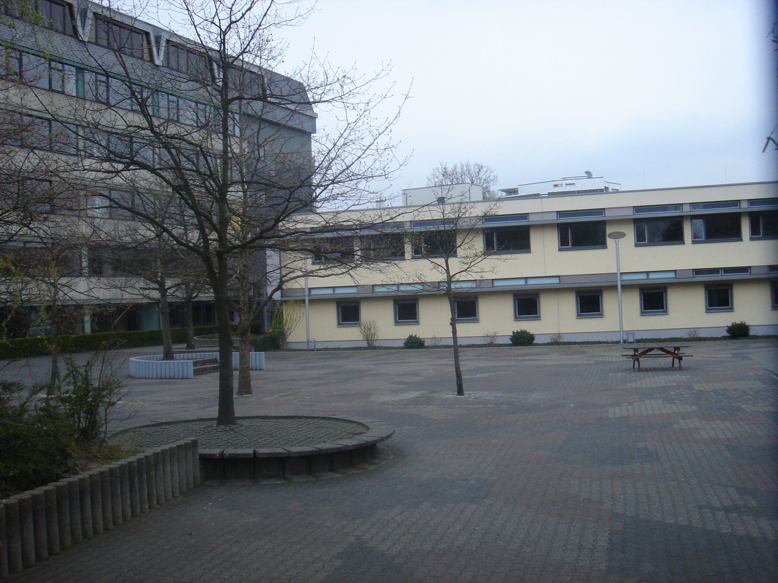 Deutscher Schulhof der Humboldtschule Bad Homburg