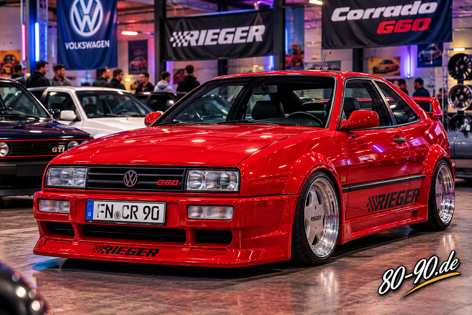 KI-generierter roter Volkswagen Corrado G60 im Rieger-Tuning-Look auf einer Autoshow, mit fiktivem Kennzeichen FN CR 90 und 80-90.de-Wasserzeichen unten rechts.